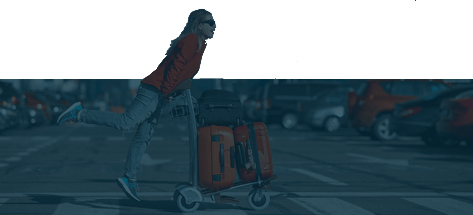 chica en estacionamiento aeropuerto